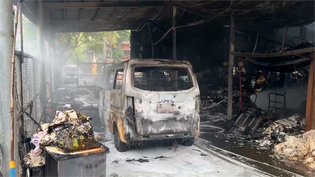 高雄三民"寶珠里活動中心"大火 波及里長愛車.停車場