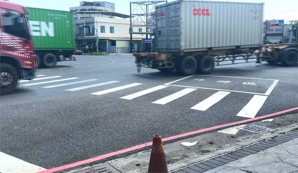 高雄漢民路大車右轉天天「輾過待轉區」　網友批：根本待撞區