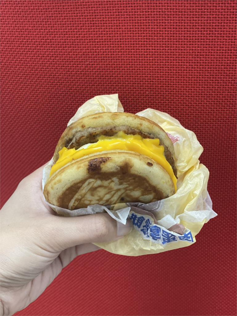 麥當勞厚鬆餅堡「重磅回歸」塞滿排隊人潮!超頂實品開箱「真實口感曝光」