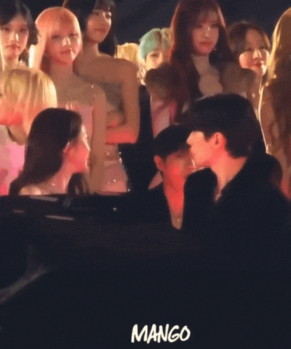 張員瑛穿裙被叫蹲前排拍照!李俊昊「霸氣1舉動」影片瘋傳…網狂讚:好紳士