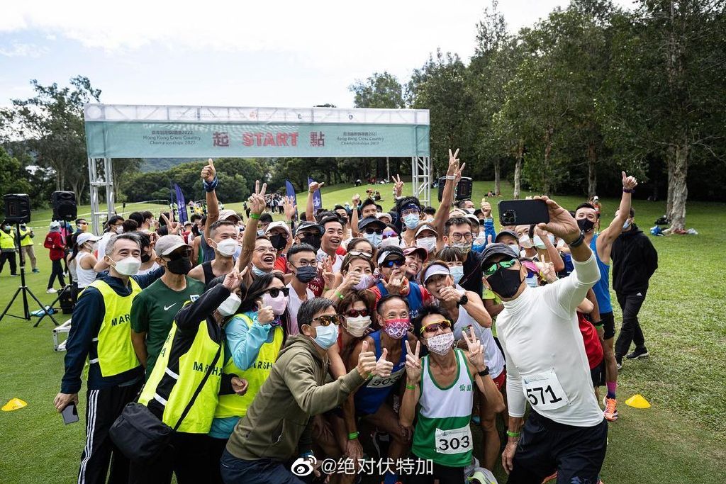67歲周潤發跑步狂洩「養眼大塊肌」！超親民掌鏡自拍香港民眾嗨炸