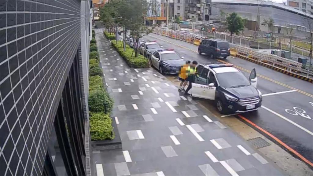載兒赴考機車爆胎!母衝派出所求救、警方火速護送
