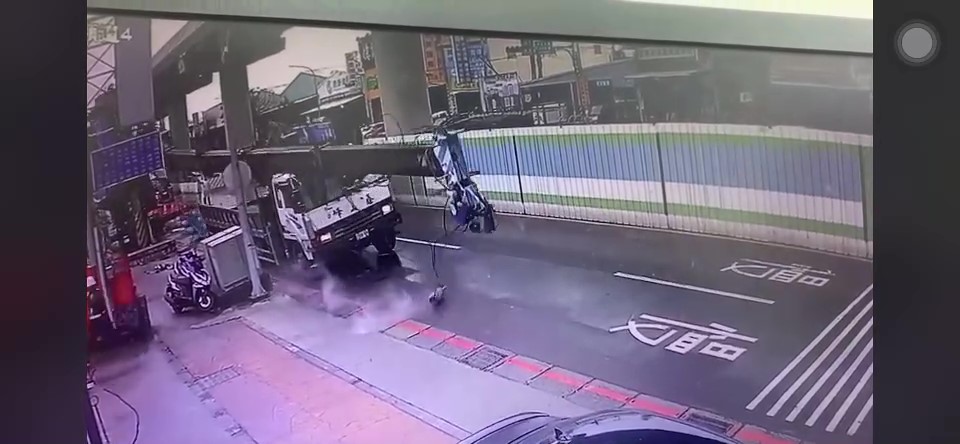 快新聞/桃園捷運綠線工程吊車翻覆「直立路中」 吊臂重擊前方卡車