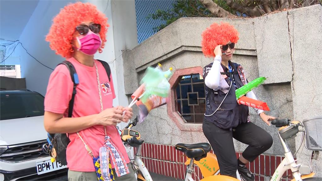自製風車.手環　超狂洋流號跟車掃　支持者大秀創意　力挺沈伯洋