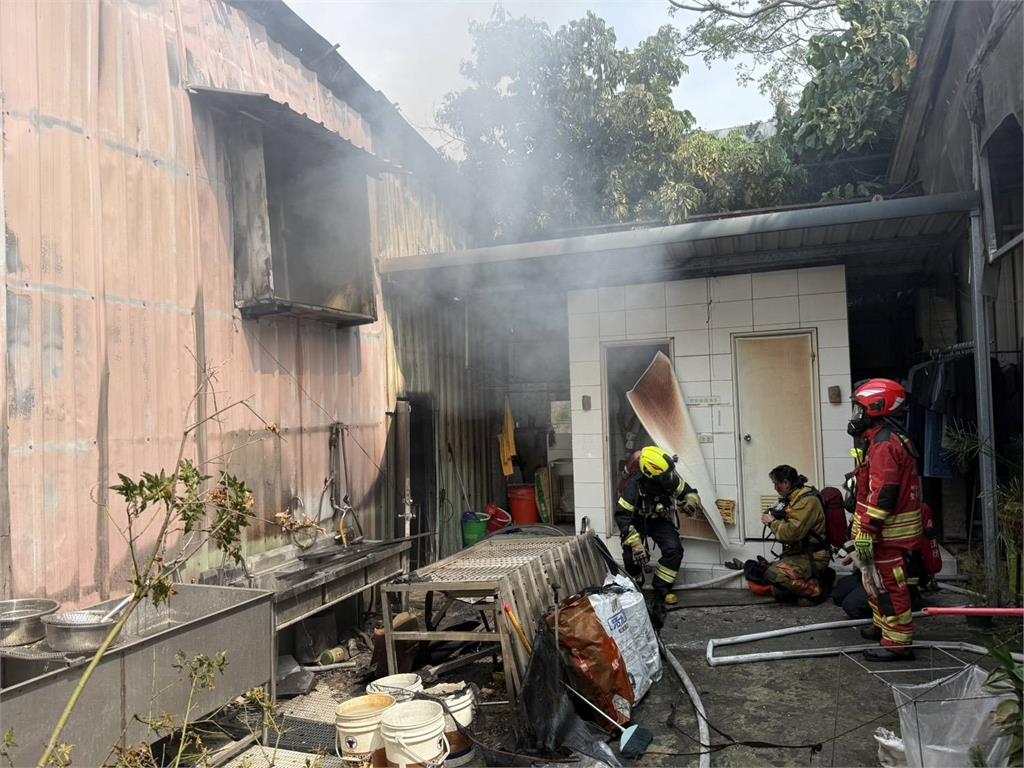 快新聞/屏東濃煙密布!食品工廠大火「救出4員工」 1男手臂燒燙傷