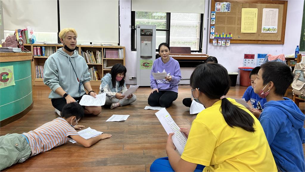 鳳凰藝能20週年！ 12位藝人到偏鄉當藝術老師陪學生體驗戲劇表演