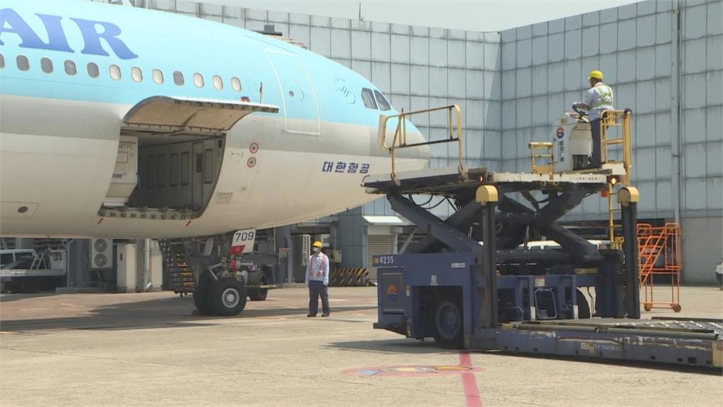 快新聞/自購26.5萬劑AZ疫苗來了! 11:37由大韓航空運抵桃園機場