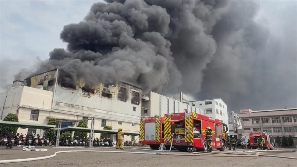 彰化福興鄉紡織廠大火 黑煙竄天 台76線.國道上可見