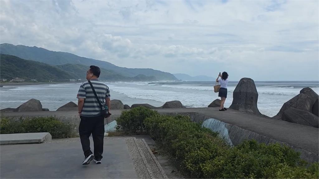 白海豚靠近！宜蘭颳強風　郵局外牆下瓷磚雨.招牌掉落　