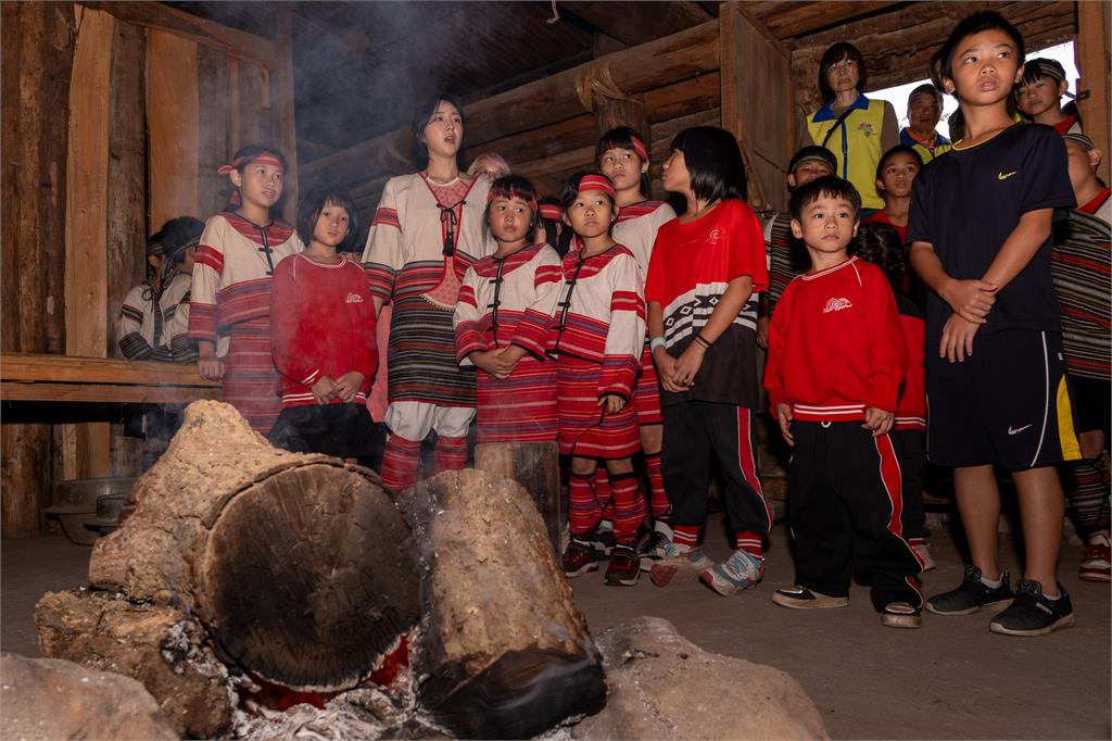 啦啦隊(圖多)／球芽攜手安芝儇走進偏鄉以「舞」會友！網大讚：人美心善仙女下凡