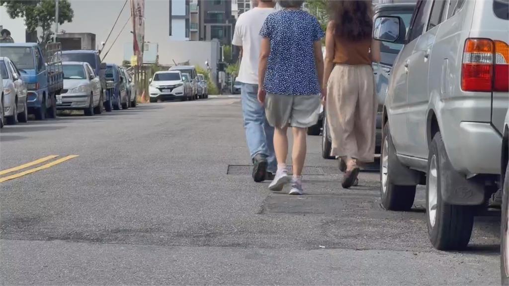閃行人挨罰？　台中北屯道路兩旁停滿車　駕駛壓線遭檢舉