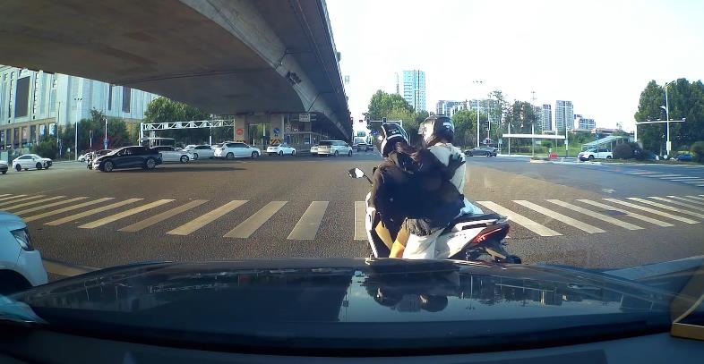 騎車男載妹「前後晃動」吃豆腐 她「秒跳車」影片曝網笑:看手就知關係