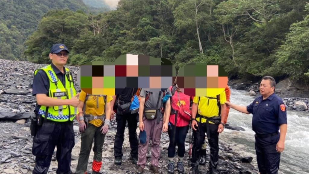溪水暴漲！ 南投栗栖壩6山友受困 警勇猛涉溪救人