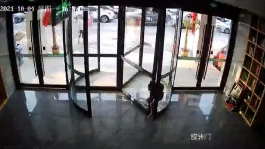 貪玩釀禍！中國7歲女童飯店旋轉門內嬉戲　下一秒遭夾頭爆擊耳撕裂