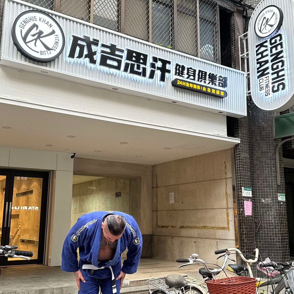 館長參加民眾黨「釘孤支」後遇襲?大面積石膏照片曝光震驚全網