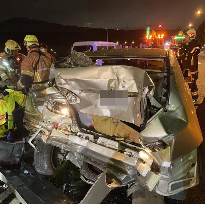 國道五楊高架「5車連撞」　女駕駛下車查看遭客運撞亡