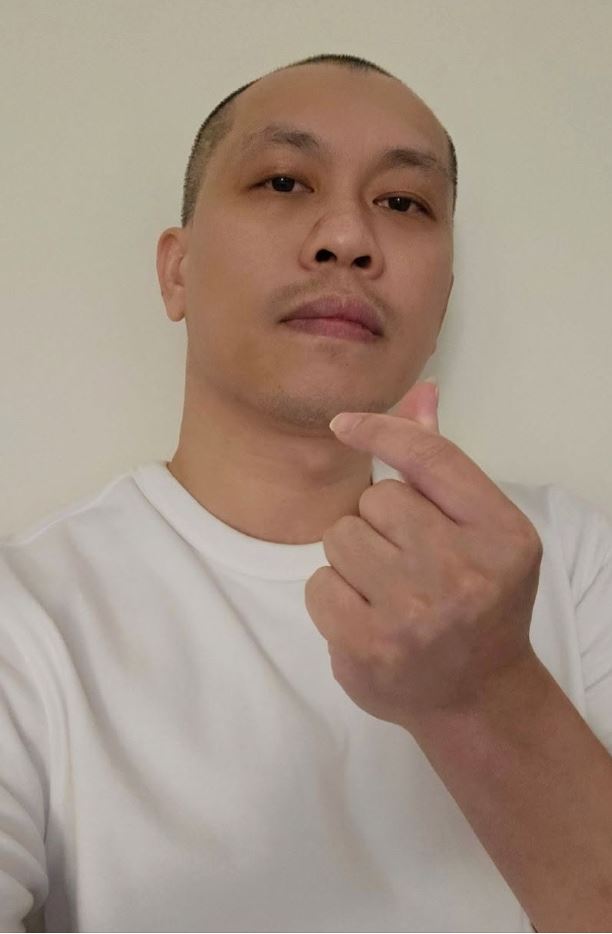 時事YTR公開表態了！曬「手指比愛心」照挺他　霸氣態度藏不住