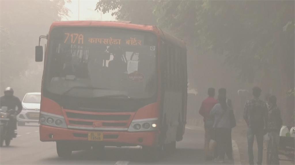 行人快無法呼吸！印度新德里空污指數爆表