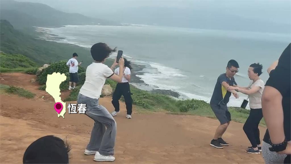 強風豪雨襲屏東！騎士寸步難行　遊客行程泡湯冒風拍「醜照」