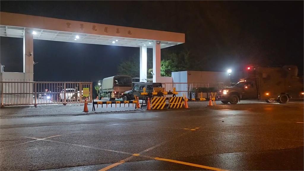 猛烈撞擊!花蓮空軍憲兵自撞安全島"轎車翻覆" 引擎噴飛起火