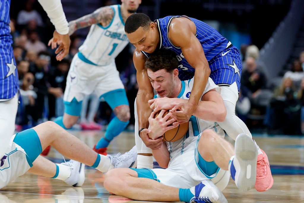 NBA(影)／魔術防守悍將惡意犯規太超過！　遭裁判驅逐出場球隊也輸球