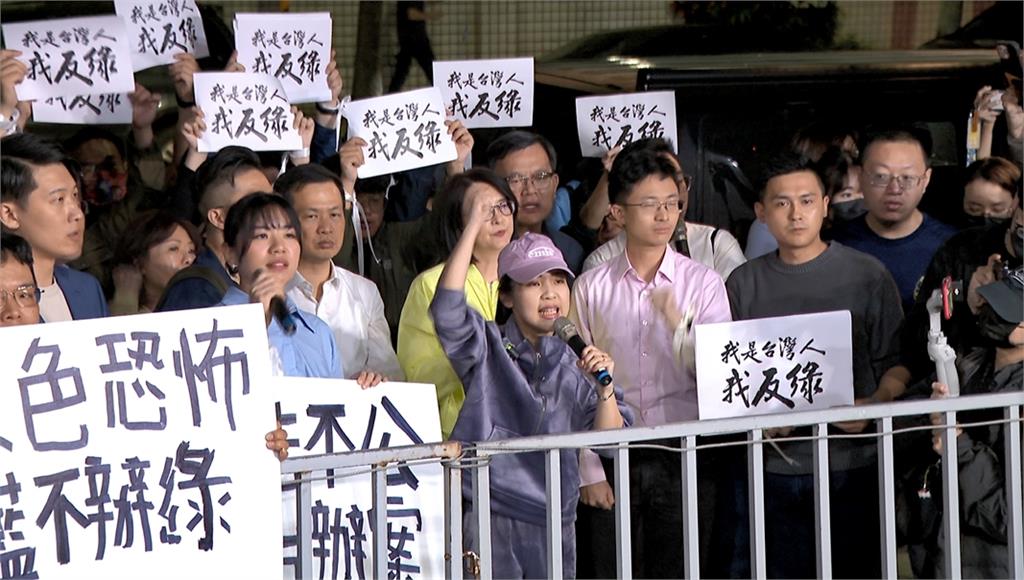 青年軍「戴納粹臂章敬禮」鬧上國際!八炯揪國民黨1痛點:你更應該反共