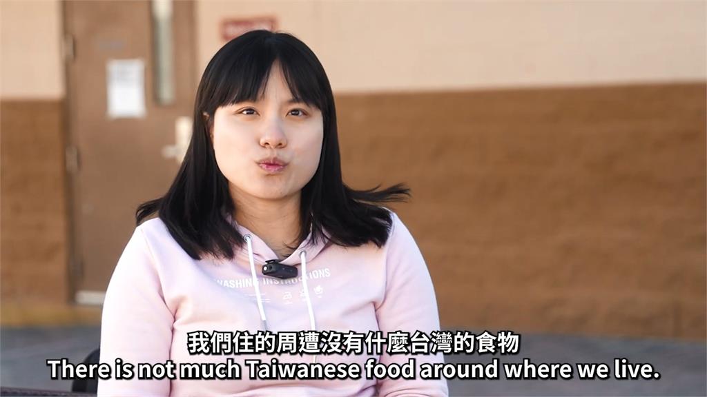 美國人初嚐台灣鹹酥雞！美味程度讓她驚呼：這裡最好吃