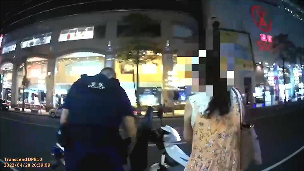 購買3C違停遭開罰 女子要求退貨不成再起爭執