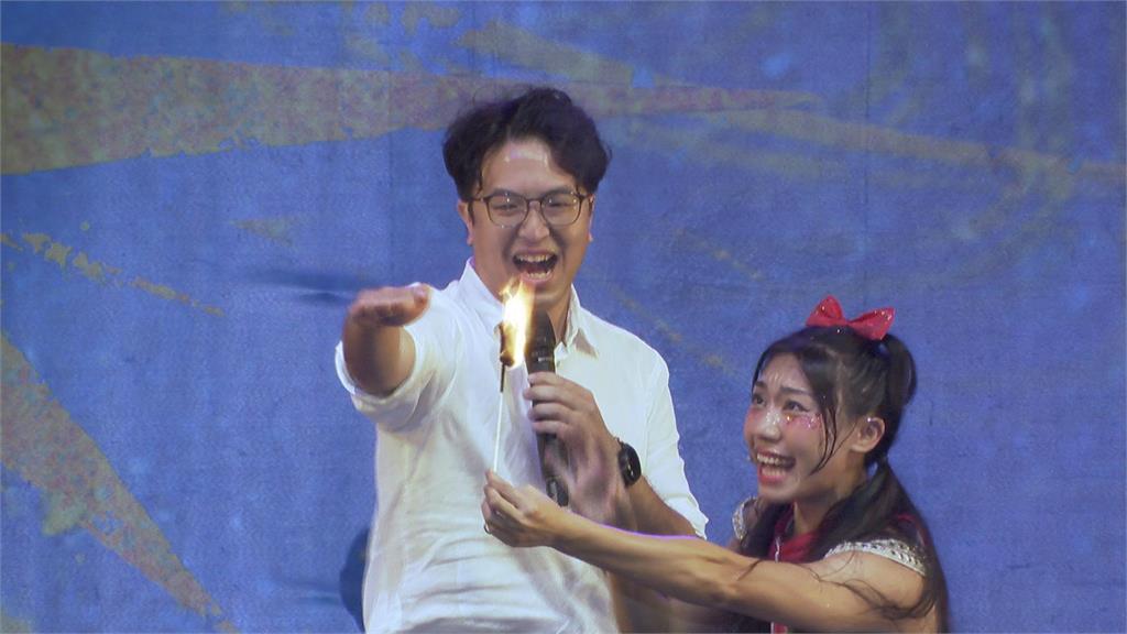 世界級火舞秀登場！　沈伯洋、顏若芳同台挑戰逗笑全場