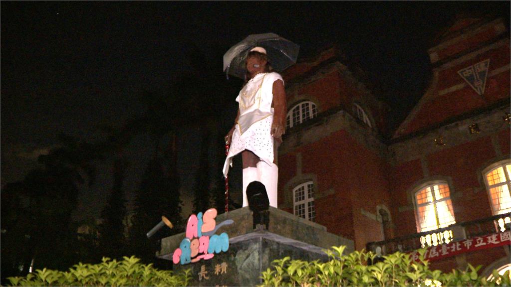 畢業季建中學生替蔣介石銅像打扮 化身爆紅迷因「Ruby蔣」