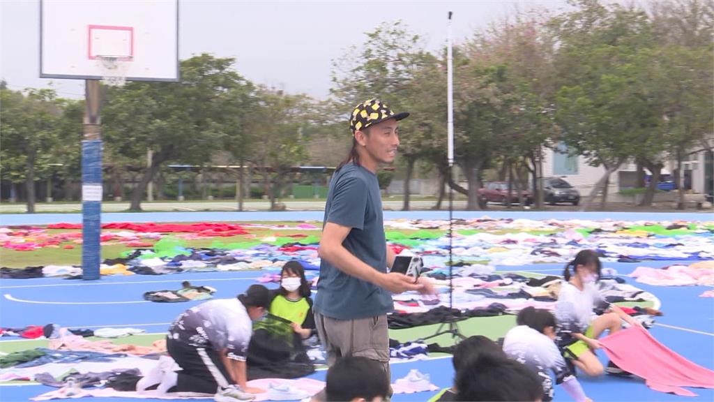 1萬件二手衣變身地景創作 白海豚座頭鯨躍然而上