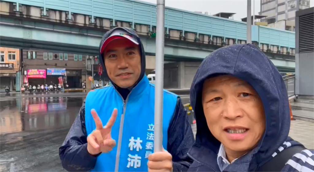 車站淋雨「舉牌大哥」0撐傘竟是林沛祥!「險遭機車擦肩」網傻:基隆人買單嗎?