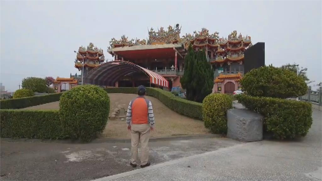 苗栗廟宇神龍長頭髮? 原來是喜鵲來築巢