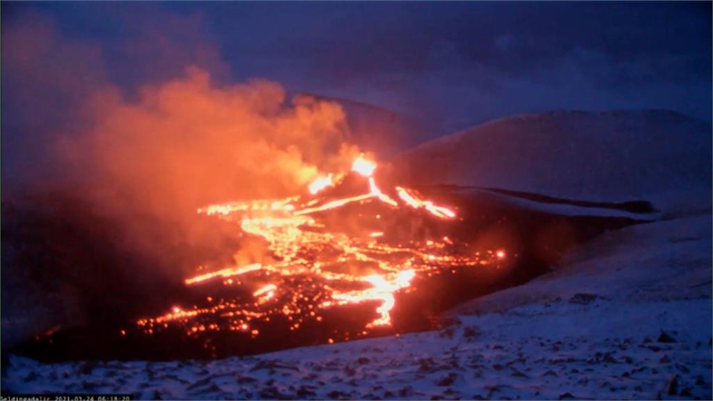 岩漿湧至地殼高點　地面直冒煙　冰島火山隨時可能爆發
