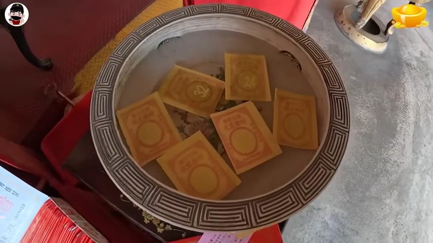 朝聖奇廟驚見「名片貼滿佛像」 超狂畫面他喊:求財求到神明身上