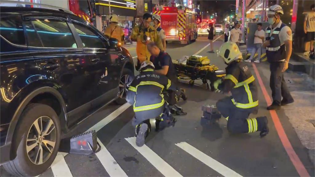 高雄嚴重車禍!男子不明原因倒臥慢車道 遭左轉車撞上送醫不治