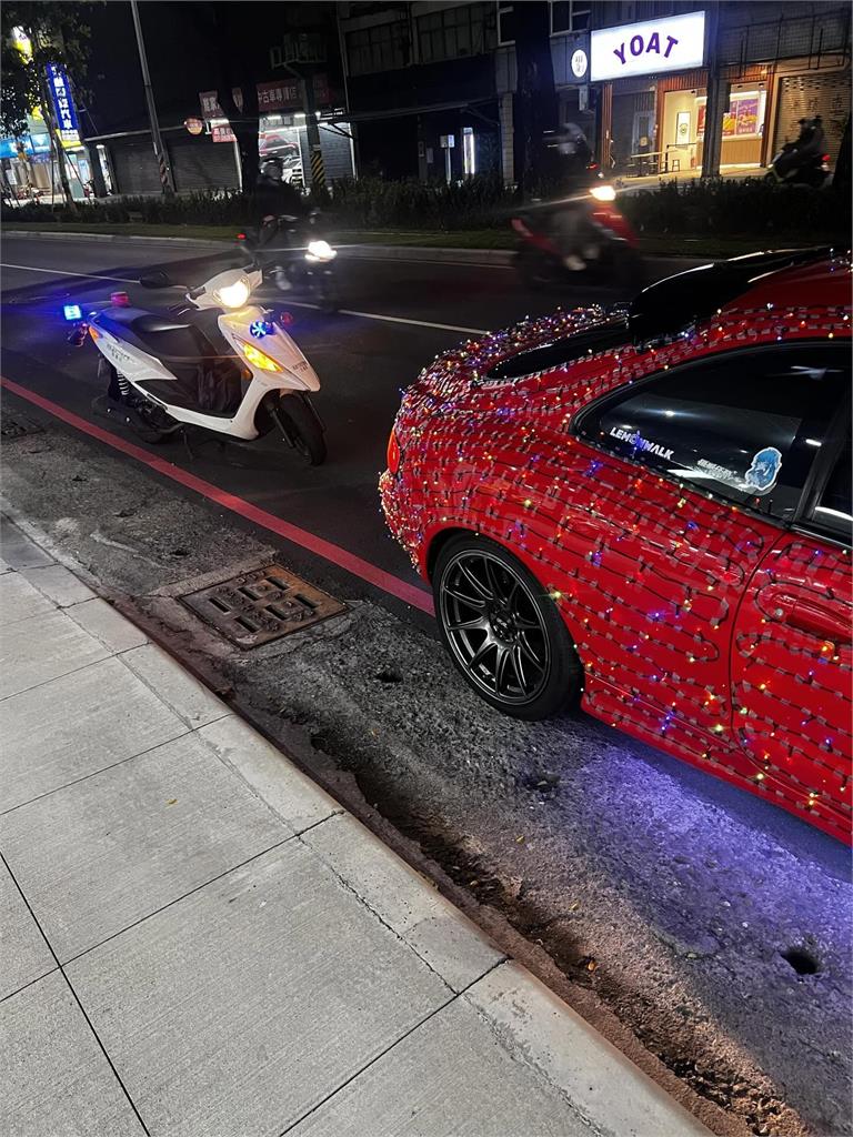 高雄車主改造「閃亮耶誕車」開上路　警攔查先祝耶誕快樂下秒「送禮物」