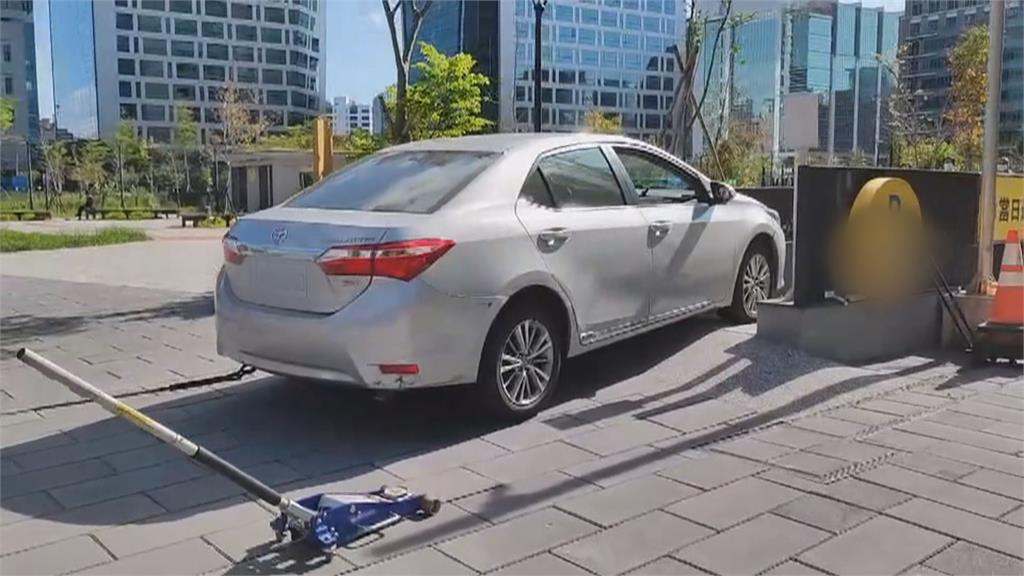 你累了嗎? 錯看停車場出入口 轎車「卡」行人階梯道超尷尬