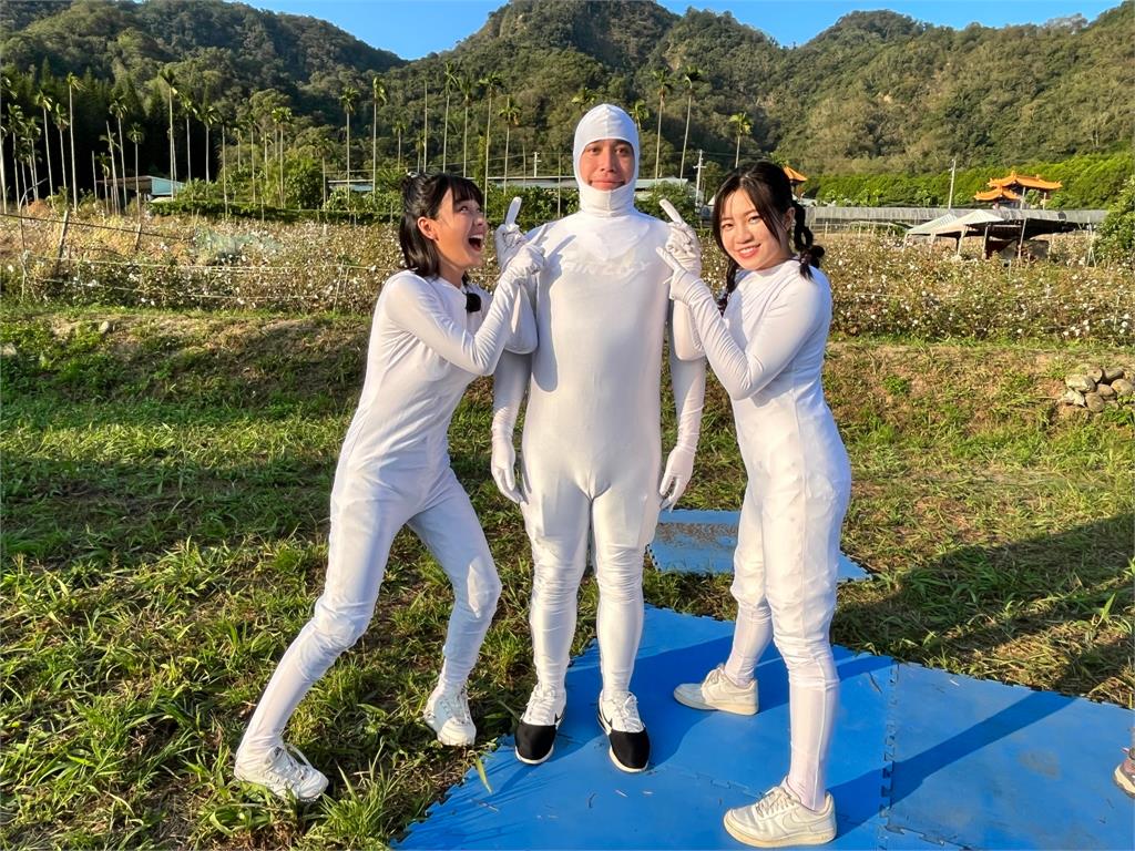 體驗種植棉花歪樓變成經典綜藝哏「絲襪套頭」!阿翔臉變形超滑稽 體驗種植棉花歪樓變成經典綜藝哏「絲襪套頭」!阿翔全臉變形超滑稽