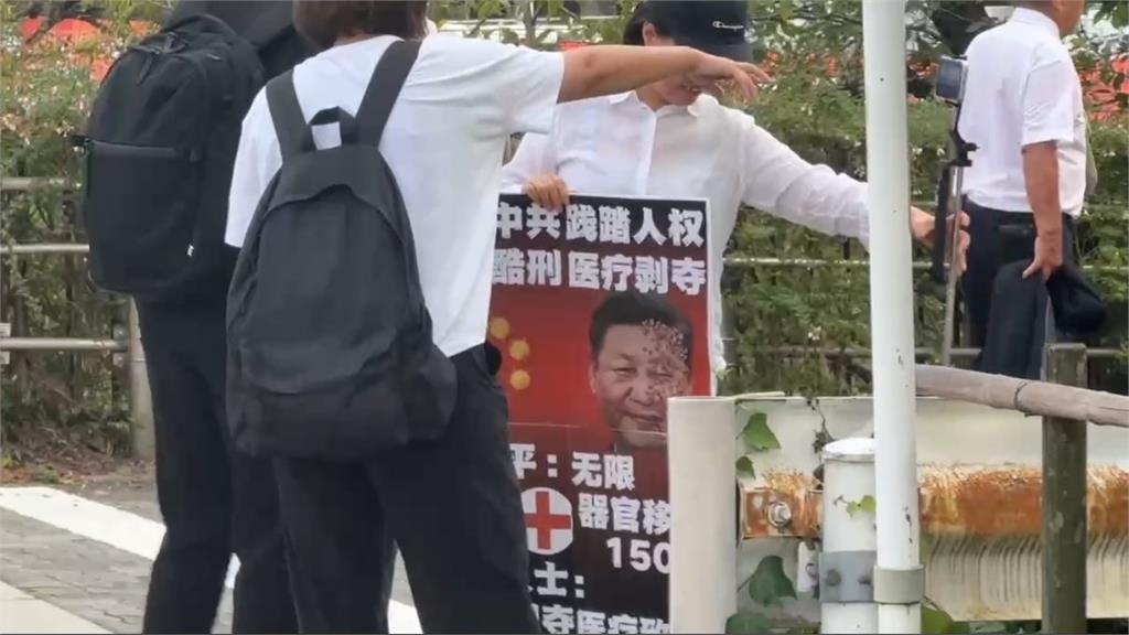 亞運/開幕典禮在即!場外赫見反習近平標語!香港網紅沉痛呼籲台灣「必須捍衛民主」
