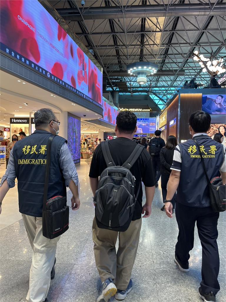 快新聞／扯！2日本男西門町舉五星旗　還喊「台灣是中國的」下場慘了