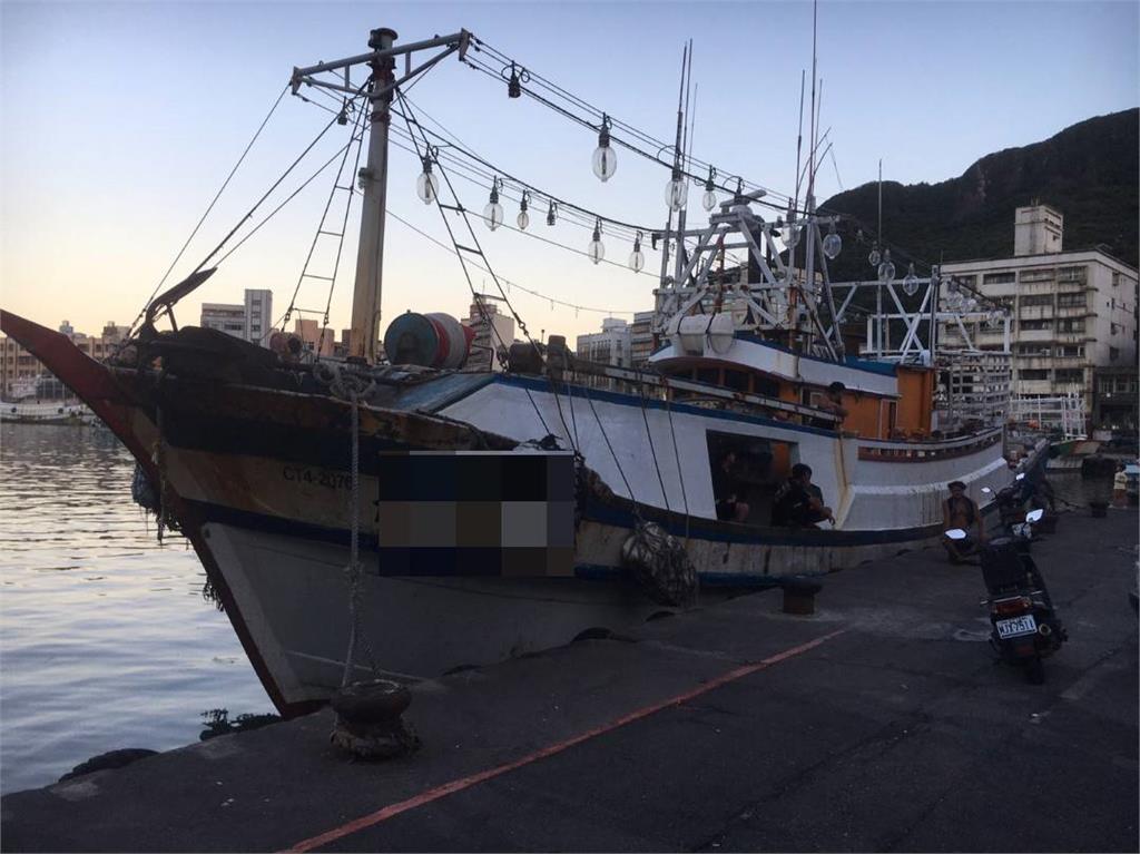 快新聞／新北野柳漁港漁船相撞「小船沉沒」　55歲男落海被救起
