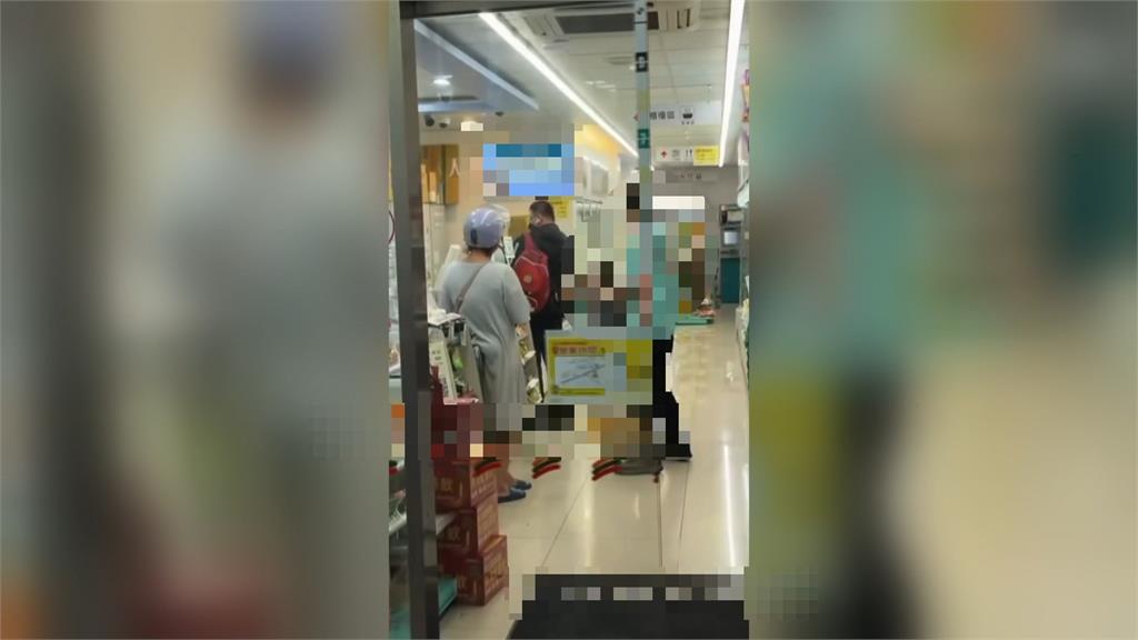 顧客不滿被誤會插隊爆口角 店員「下跪猛磕頭道歉」網心疼