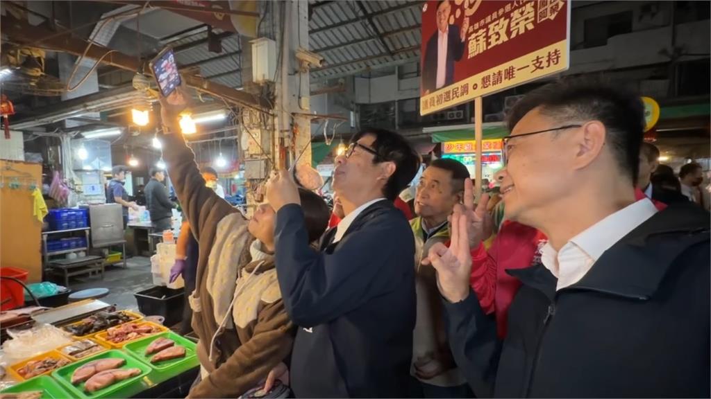 快新聞／破「換賴」傳言？陳其邁、賴瑞隆清晨合體　鳳山市場掃街拜年