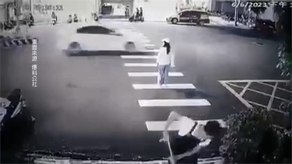 行人地獄！18秒11輛車不讓！　女子差1步過完馬路突遭機車撞飛
