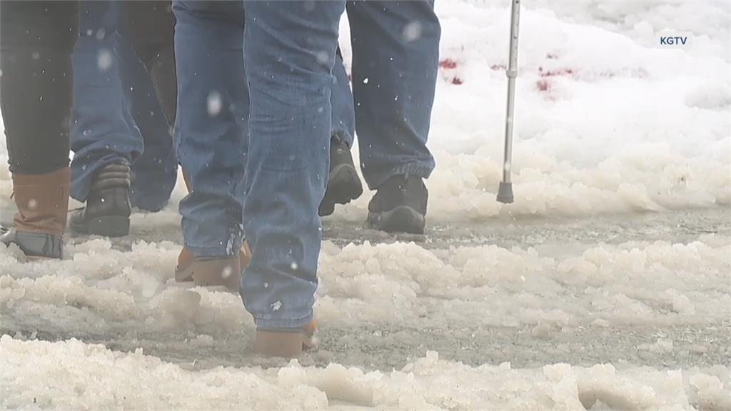 美加州暴雨引發土石流 聖地牙哥高山地區罕見降雪