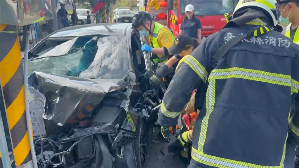 快新聞／失控直衝電桿！台11線驚險車禍　駕駛昏迷受困