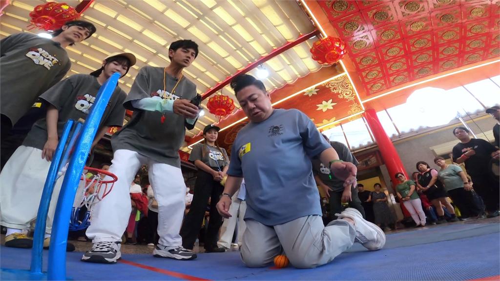 挑戰「膝蓋投籃」過關斬將！胡瓜、董至成「高齡」膝蓋不輸給年輕人