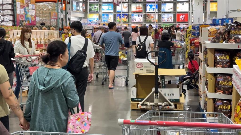 女賣場買內褲拆盒換色再放回　目擊民眾：自組內褲版ETF？