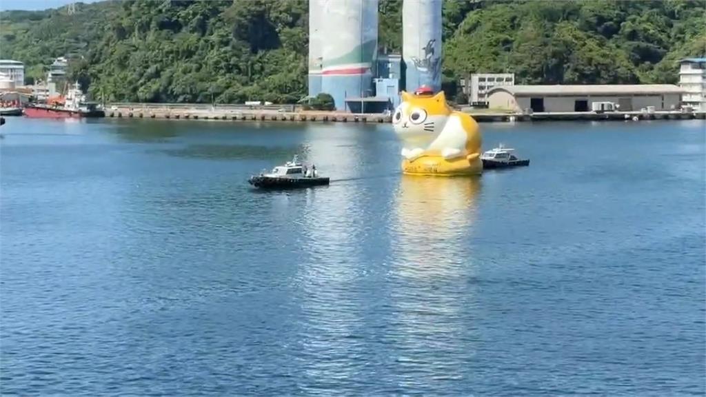 15公尺「黃阿瑪」進入基隆港！　謝國樑高掛「有愛看板」遭批